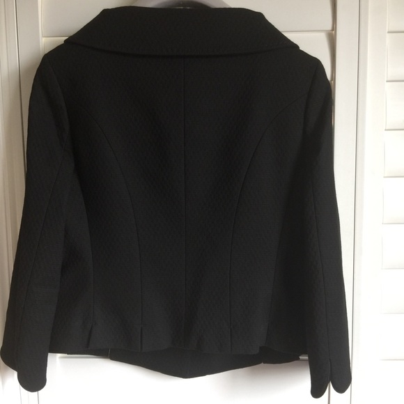 ⭐️Host Pick⭐️Holt Renfrew fitted black blazer - Picture 2 of 10
